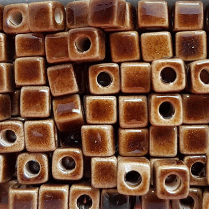 100 Keramikperlen Miniwürfel T517 caramel lack KLEIN