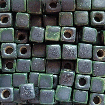100 Keramikperlen Miniwürfel T552x grüngrau matt